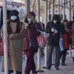 ABD'de zenginler, yerlerine Kovid-19 test kuyruğunda bekleyenlere 80 dolar ödüyor