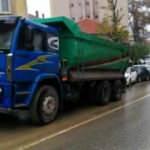 Freni boşalan kamyon, park halindeki 6 aracı biçti