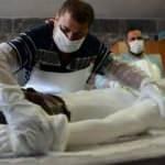 Gassallar cenazeleri koronavirüs tedbirleri altında yıkıyor