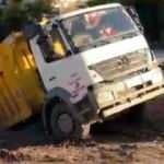 Gözlerine inanamadılar! Yol çöktü, kamyon içine düştü