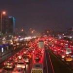 İstanbul'da trafik kilit! Metrob&uuml;ste insan seli...