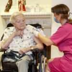 İsveç'te ilk Covid-19 aşısı 91 yaşındaki Johansson’a yapıldı