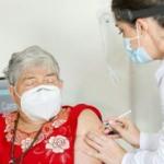 Kosta Rika'da ilk koronavir&uuml;s aşısı 91 yaşındaki kadına yapıldı