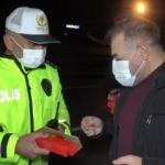 Sokağa çıkma kısıtlamasında vatandaştan polise baklava ikramı