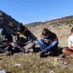 Bu k&ouml;yde &ccedil;ocuklar uzaktan eğitim alabilmek i&ccedil;in tepelere &ccedil;ıkıyor