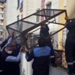 Evin balkonunu kümese dönüştürdü, kötü koku şikayetiyle gelen zabıta ceza yazdı!