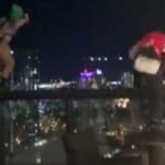 ABD'de bir otelin &ccedil;atısından paraş&uuml;tle atlayanlar paniğe neden oldu!