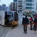 Belediye iş&ccedil;ilerini taşıyan servis devrildi: 2 &ouml;l&uuml;, 16 yaralı