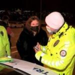 Kimlik soran polise banka kartı gösterdi
