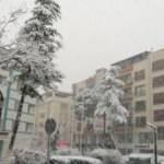 3 yıl aradan sonra kar yağdı! Şehir beyaza b&uuml;r&uuml;nd&uuml;