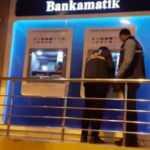 ATM cihazı kartını yutunca bankanın camını kırdı
