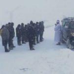 Kar bastırınca cenaze yolda kaldı