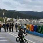 Marmaris'te güneşli havayı görenler, sahile çıktı