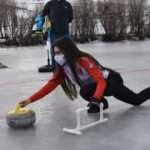 Donan çay üzerinde curling! Gösteri maçı yaptılar