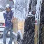 Gaziosmanpaşa'da yollar buz tuttu; yolda kalan minibüsü yolcular itti