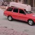Kanepe taşınan otomobille tehlikeli yolculuk