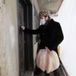 Savcı Sayan kapı kapı dolaşıp yardım dağıttı