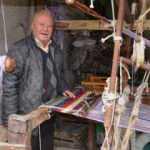 12 metrekareden dünyaya açılıyor! Yurtdışında yaşayan kişilere özel kilim dokuyor