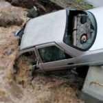 İzmir&rsquo;de park halindeki ara&ccedil; sel sularına teslim oldu