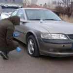 Kısıtlamada dışarı çıkıp 10 aracın lastiklerini patlattılar
