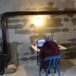 Kızının eğitimi i&ccedil;in internet &ccedil;eken kekik tarlasına baraka yaptı