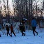 Mahalleyi istila eden kargaları davul ve tef &ccedil;alarak kovmaya &ccedil;alışıyorlar