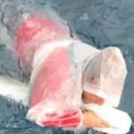 Oltasına takılan 17 kiloluk balığı sudan kucaklayarak tekneye &ccedil;ıkardı