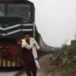 Pakistan'da TikTok videosu çeken gence tren çarptı! O anlar kamerada