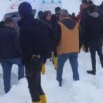 Traktör karlı yolda şarampole yuvarlandı: 3 yaralı