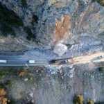 Heyelanda yolu kapatan dev kaya, 15 saatlik &ccedil;alışmayla kırıldı