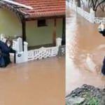 İzmir'de sağlık çalışanı beline kadar gelen suyu aşıp hastasına müdahale etti