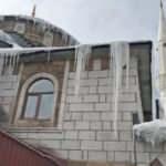 Karlıova'da cami &ccedil;atısında 2 metrelik buz sarkıtları