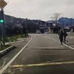 Kırmızı ışıkta yola atlayan yayalara araba &ccedil;arptı: 2 yaralı