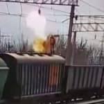 Rusya'da tren vagonlarının üzerinde oyun oynayan çocuk elektrik akımına kapıldı