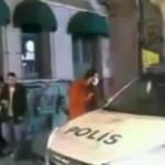 Vandallar polis aracına saldırdı! O görüntüler saniye saniye kamerada!