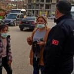 Zabıtalar bulduğu &ccedil;antayı sahibine teslim etti