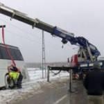 &Ccedil;atalca'da kar ve tipinin etkisiyle yolcu otob&uuml;s&uuml; yoldan &ccedil;ıktı