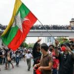 Myanmar'da kriz devam ediyor: 2 kentte sıkıy&ouml;netim ilan edildi