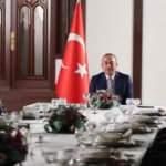 Dışişleri Bakanı Çavuşoğlu, Umman’da Türk vatandaşları ile bir araya geldi