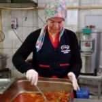 Gazetelerde gördüğü yemek tarifleriyle başlayan mutfak serüveni aşçılığa kadar uzandı!