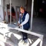 Manisa'da mezar ustası olan Sibel Coşkun'dan dikkat çeken çağrı: Evde kalın bize iş çıkarmayın!