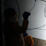 2 polis memuru, g&uuml;r&uuml;lt&uuml; şikayetine gittikleri evde bı&ccedil;aklanarak yaralandı