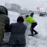 Trafik polisi gönülleri fethetti! Yolda kalan araçları kurtarmak için tek başına mücadele etti