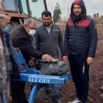 Adana'da tarlasını süren çiftçi traktörüne takılan taşı görünce şok oldu!