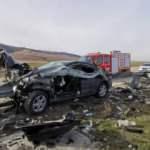 Dinar'da feci kaza: Bariyer otomobile ok gibi saplandı