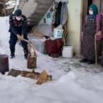 Jandarma yaşlı teyzenin odunlarını kesti