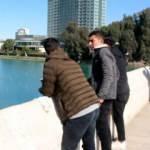 Martıları beslerken telefonu nehre d&uuml;ş&uuml;nce olanlar oldu...