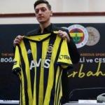 Mesut Özil imzalı çubuklu forma rekor fiyata satıldı!