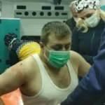 5 lira vermeyen g&uuml;venlik g&ouml;revlisini bı&ccedil;aklayarak hastanelik etti