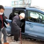 80 yaşındaki amcanın sözleri sosyal medyada büyük ilgi gördü: 'Arabanız pislenmesin yavrum'